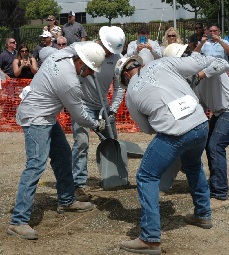 Los Jefes team poised to dig. The best advice? Get out of their way!
