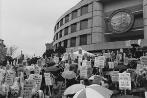 Nearly 1,000 IBEW members and friends turned out in pouring rain at the CPUC in San Francisco to protest downsizing in 1994. IBEW 1245 Archive photo by David Bacon