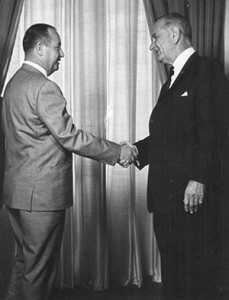 Business Manager Ronald Weakley understood the importance of building relationships with elected officials. Here he meets with President Lyndon B. Johnson. IBEW 1245 Archive