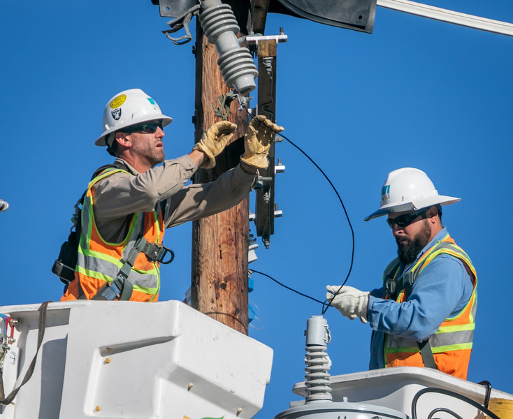 PG&E Line Crew Replaces Transformer in Atascadero