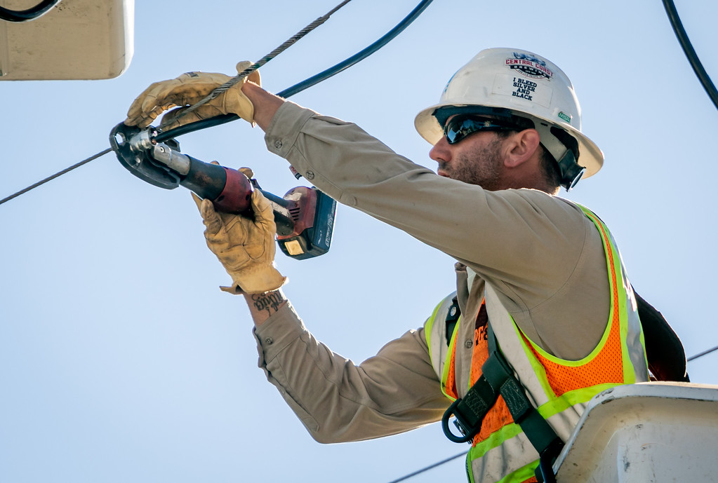 PG&E Line Crew Replaces Transformer in Atascadero