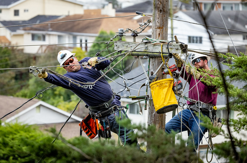PG&E crews do storm restoration in South San Francisco