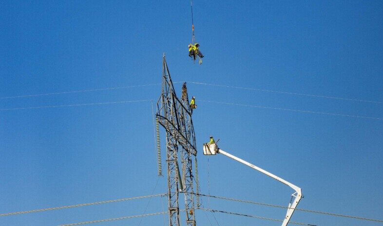 IBEW 1245 Crews Take on Massive Repair of the “Big Nickel” in Altamont Pass
